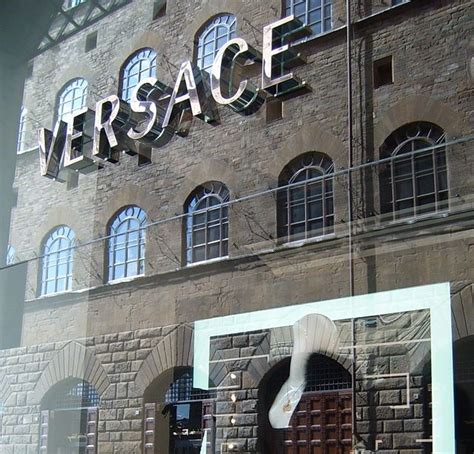 Versace – Wikipédia, a enciclopédia livre